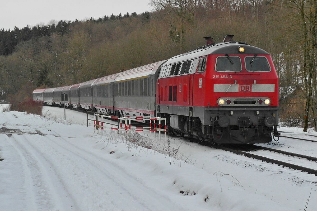 218 494-3 durchfhrt am 31.01.2015 mit dem IC 119, Mnster (Westfalen) - Innsbruck, den Schussentobel bei Kilometer 162.6 in der Nhe von Durlesbach
