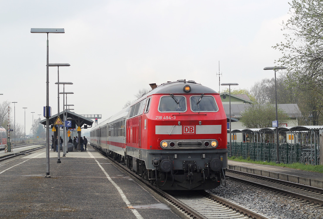 218 494 durchfährt mit einem InterCity den Bahnhof Bobingen in Richtung Augsburg.
Aufnahmedatum: 4. April 2017