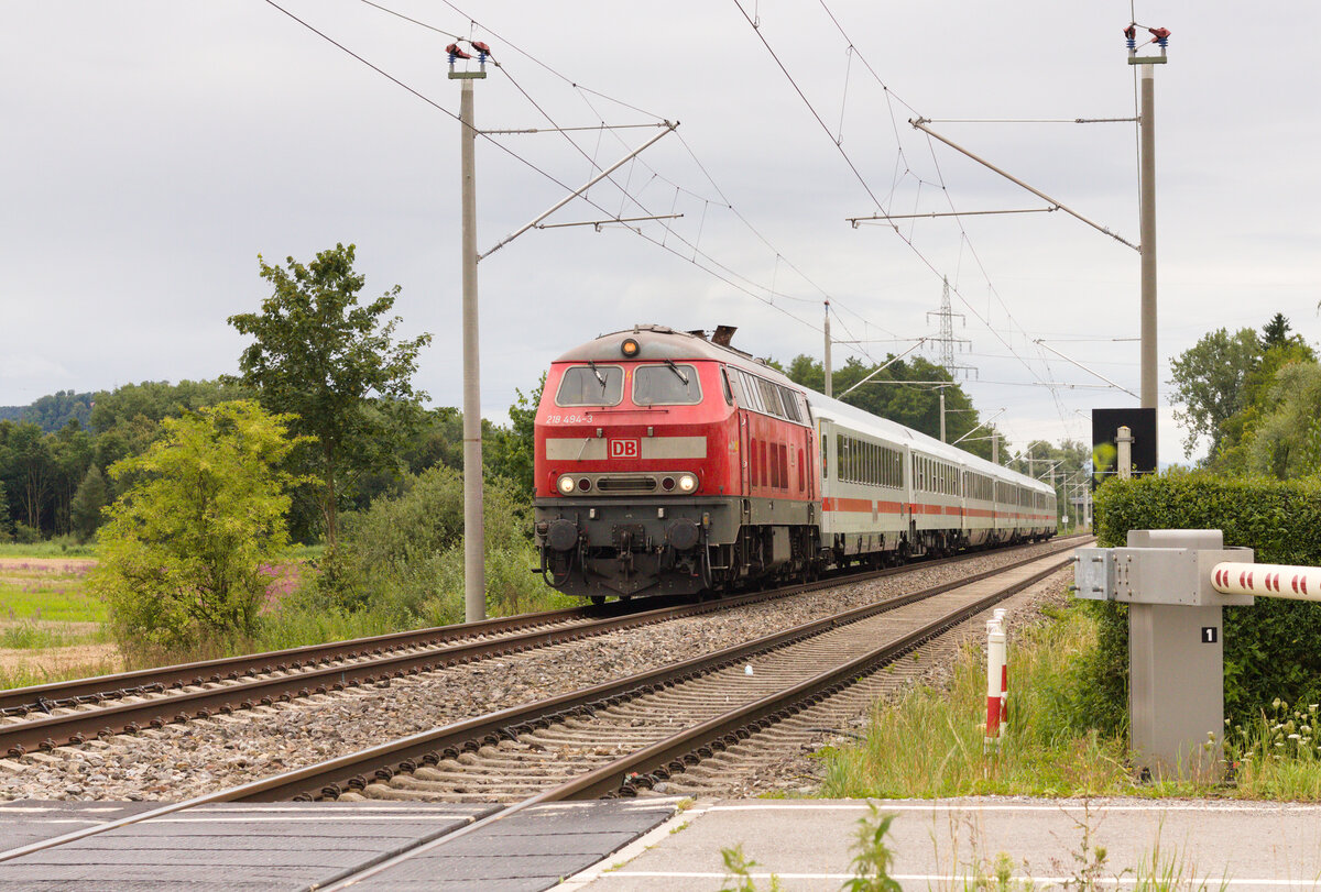 218 494 mit IC 118 Innsbruck-Münster am 08.08.2021 bei Ravensburg. 
