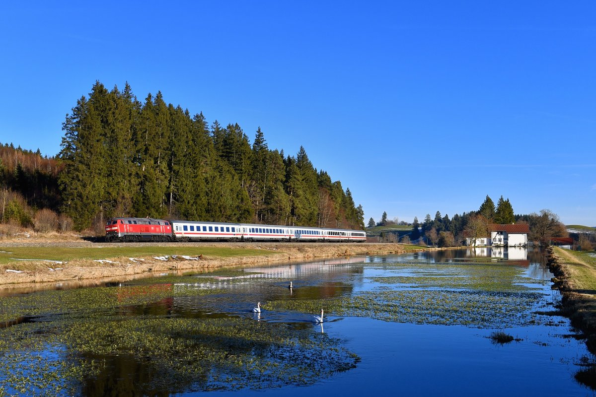 218 494 mit IC 2085 am 24.12.2017 bei Ruderatshofen. 