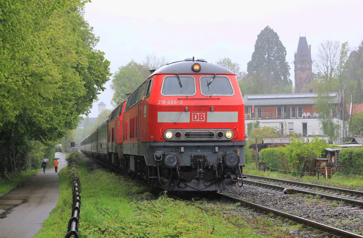 218 494 mit einer weiteren Ulmer Schwestermaschine ziehen IC 119 aus Münster hinter Lindau-Aeschach am 08.05.2017 dem Ziel Lindau Hbf entgegen. 