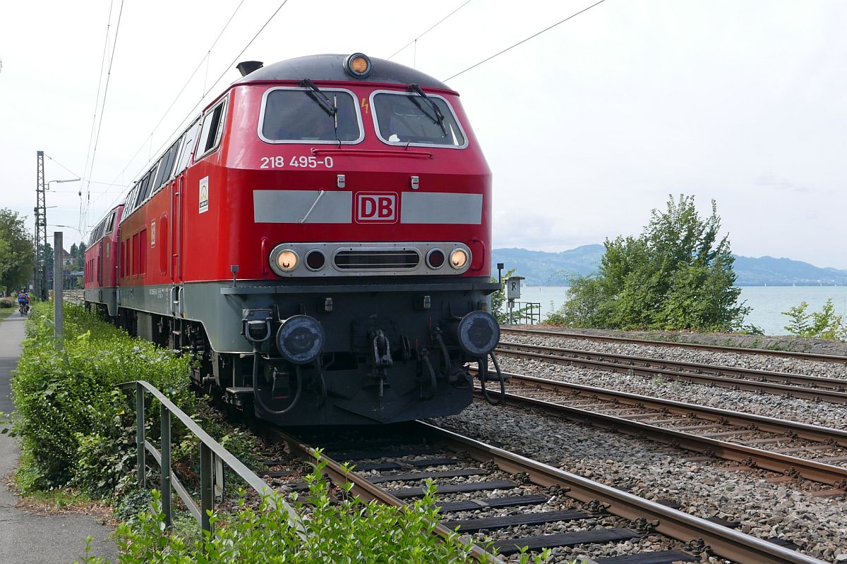 218 495-0 und 218 456-2 stehen am 11.08.2018 auf dem Bodenseedamm bereit, um nach Ankunft des IC 118 in Lindau die Wagen zu übernehmen und nach Ulm/Stuttgart zu ziehen.