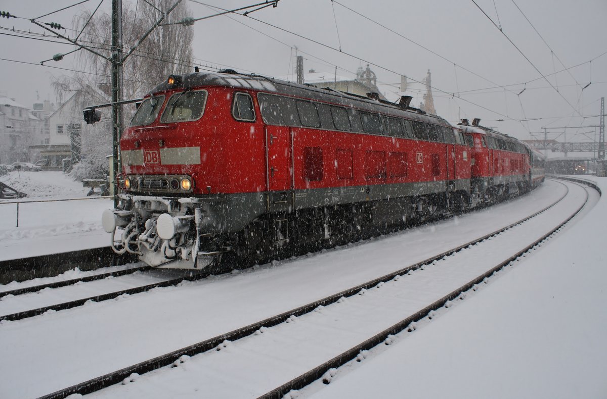 218 495-0 und 218 499-2 stehen am 5.1.2019 mit dem IC118 von Innsbruck Hauptbahnhof nach Dortmund Hauptbahnhof im Lindauer Hauptbahnhof. 