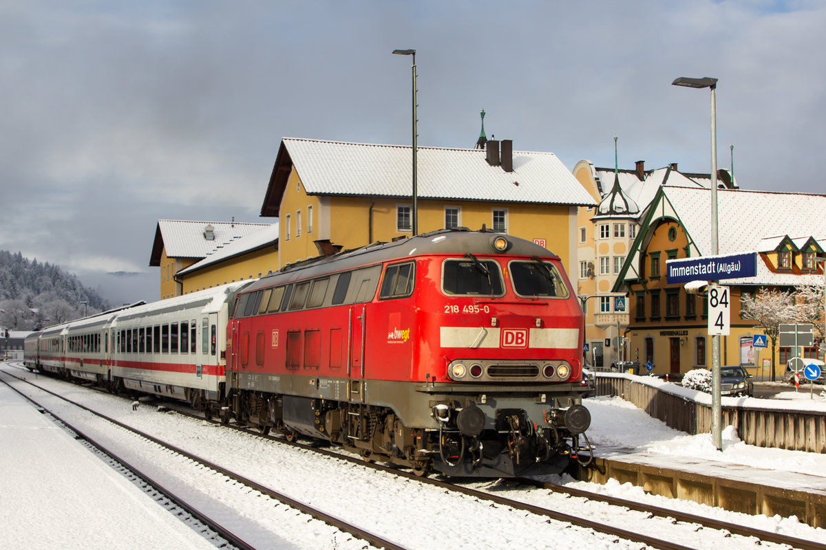 218 495-0 am IC2084 in Immenstadt. 7.12.20