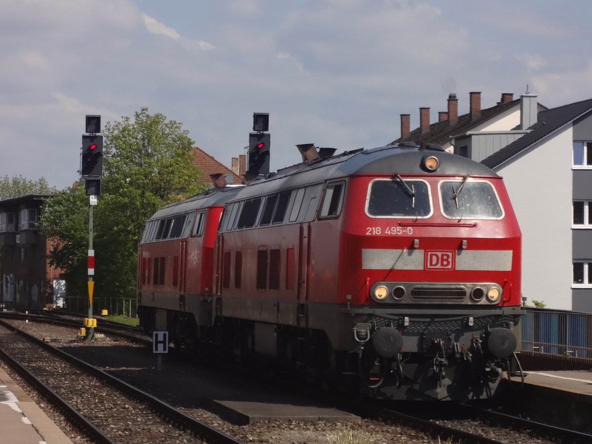 218 495 und 218 494 setzten sich an das andere Ende des IC119, um diesen weiter nach Innsbruck zu fahren. (Friedrichshafen, April 2014)