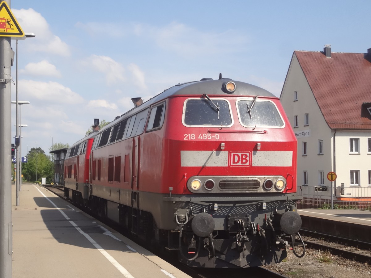 218 495 und 218 494 setzten sich an das andere Ende des IC119, um diesen weiter nach Innsbruck zu fahren. (Friedrichshafen, April 2014)