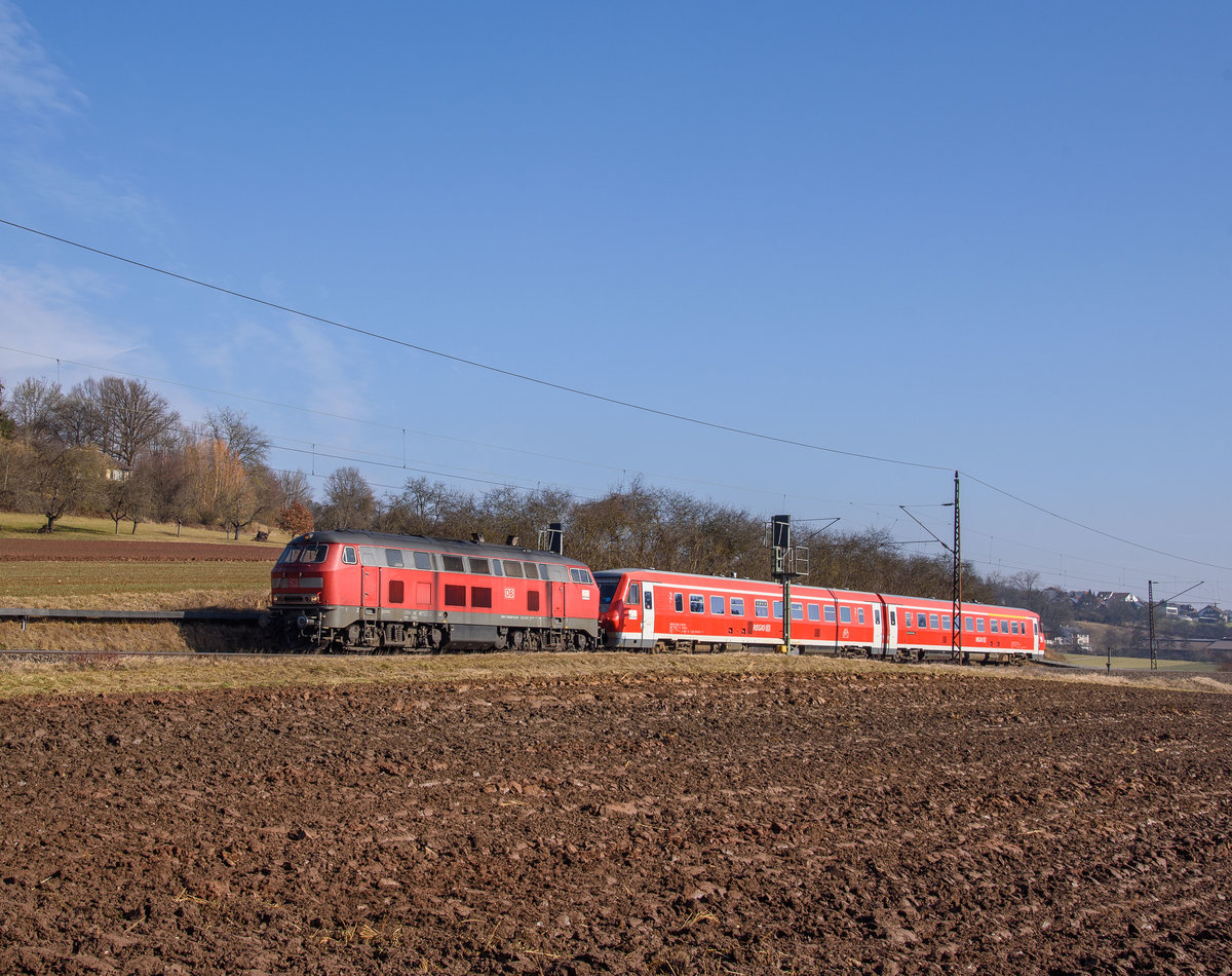218 495 mit einem 611er im Schlepp auf der Filsbahn Richtung Stuttgart.(Ebersbach 19.2.2017)