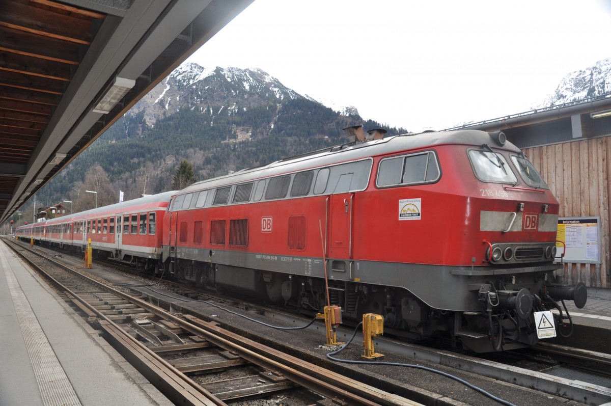 218 496 und 6 n-Wagen stehen mit dem  Schnee-express  Stuttgart HBF-Oberstdorf bis 17:20 Uhr auf Gleis 1 in Oberstdorf abgestellt am 29.03.2015.