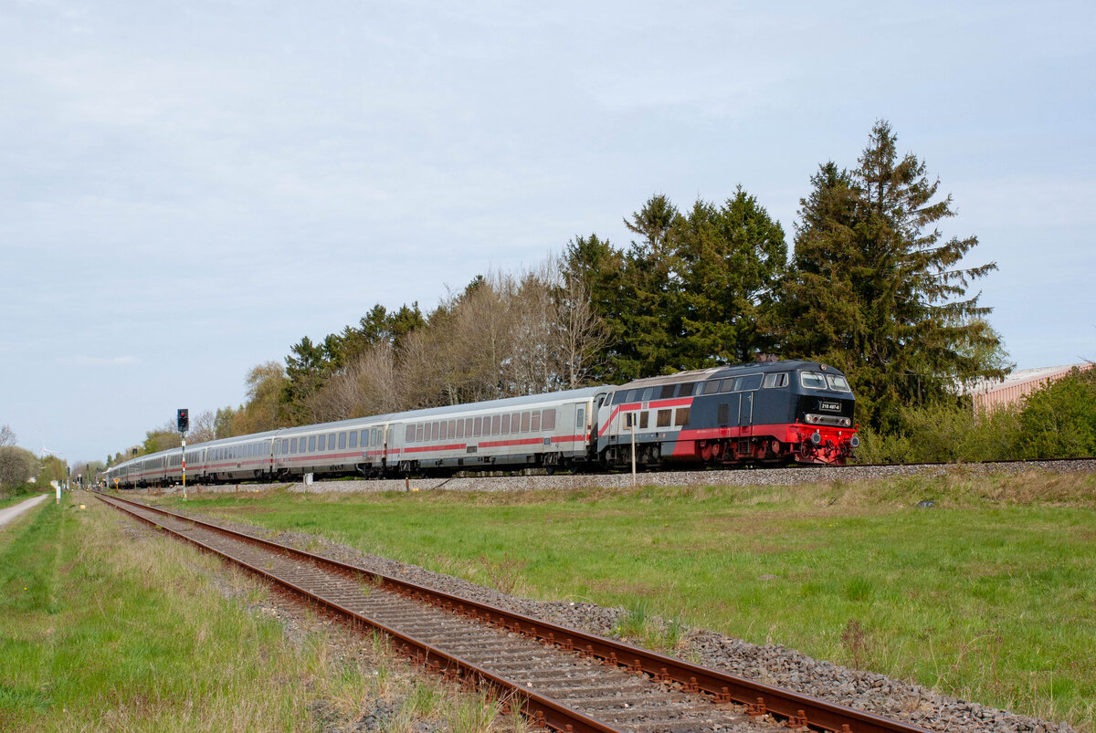 218 497-6 rauscht mit IC2311 Westerland-K�ln durch die Kurve von St. Michaelisdonn, wo das Gleis nach Brunsb�ttel abzweigt (Vordergrund). 