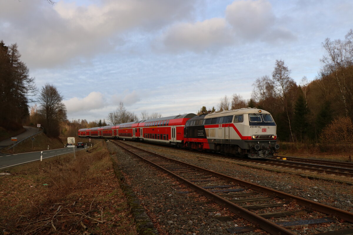 218 497 bei der Einfahrt in den Bahnhof Brilo Wald von der Almetalbahn aus Brilon Stadt kommend. Im Bahnhof treffen insgesamt 3 Strecken aufeinander, die aus Hagen kommende Ruhrtalbahn nach Warburg , die restliche Almetalbahn aus Brilon und die Strecke über Willingen nach Wabern in Hessen. Im Rahmen des FIS Weltcups in Willingen herrschte am ersten Wochenende im Februar Hochbetrieb in diesem sonst doch eher ruhigen Bahnhof.