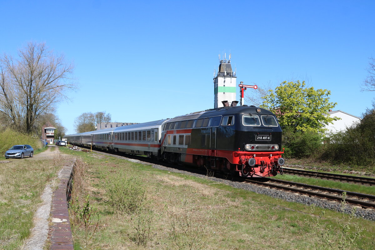 218 497 mit dem IC2311 auf der Fahrt von Westerland auf Sylt nach Köln bei der Durchfahrt in Risum-Lindholm am 29.4.26
