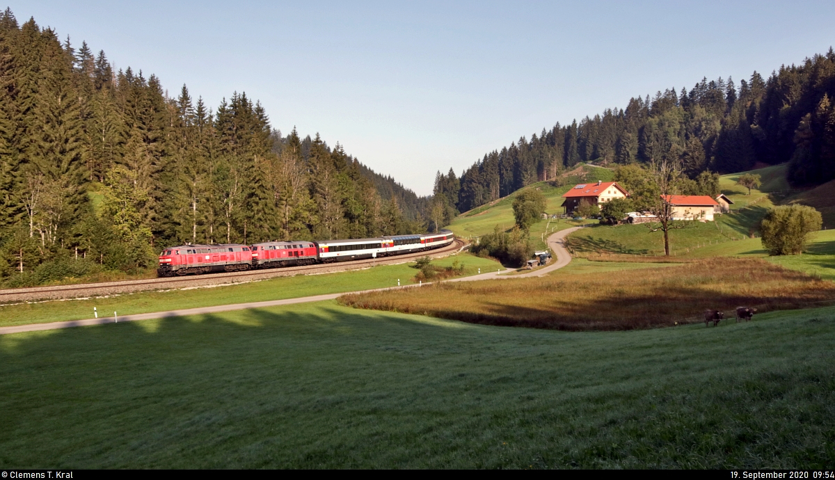 218 498-4 und 218 419-0 unterwegs bei Weißenbachmühle (Oberstaufen).

🧰
Südostbayernbahn (SOB | DB RegioNetz Infrastruktur GmbH (RNI)/DB RegioNetz Verkehrs GmbH (RNV))
DB Fernverkehr/ÖBB/SBB
🚝 EC 191 (Linie 88) Basel SBB (CH)–München Hbf (D)
🚩 Bahnstrecke München–Lindau (Allgäubahn (Bayern) | KBS 970)
🕓 19.9.2020 | 9:54 Uhr