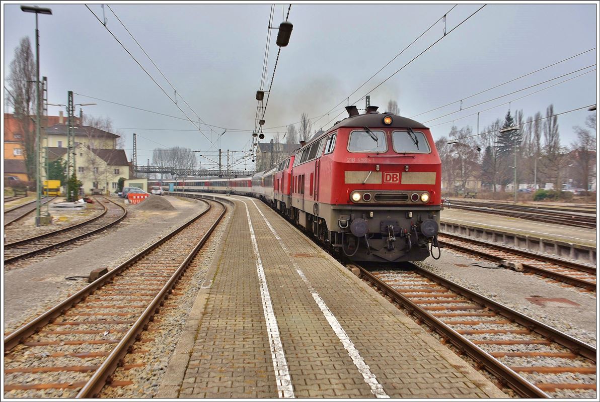 218 498-4 und 218 452-1 ziehen den EC93 von Lindau Hbf nach München Hbf. Auch ein Panowagen ist an zweiter Stelle in den Zug eingereiht. (14.02.2017)