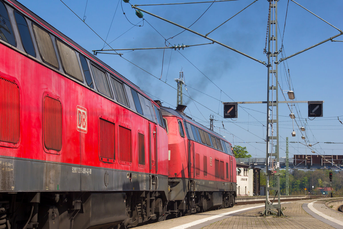 218 498-4 und 218 465-3 beim anfahren mit dem Eurocity in Lindau. 21.4.18