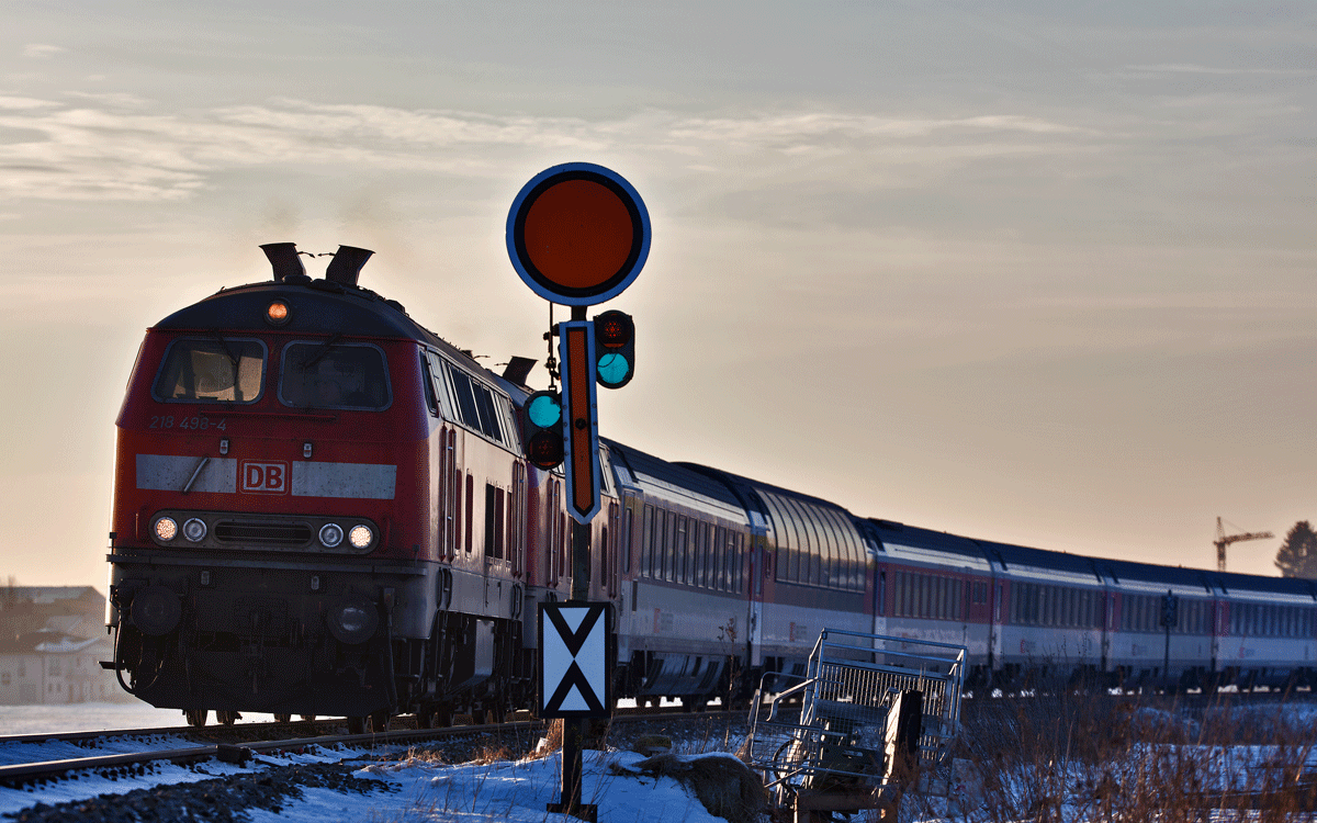 218 498-4 fährt mit einer Schwesterlokomotive mit dem EC 195 aus Zürich HB nach München Hbf im Abendlicht in Sontheim vorüber.Bild vom 27.1.2017