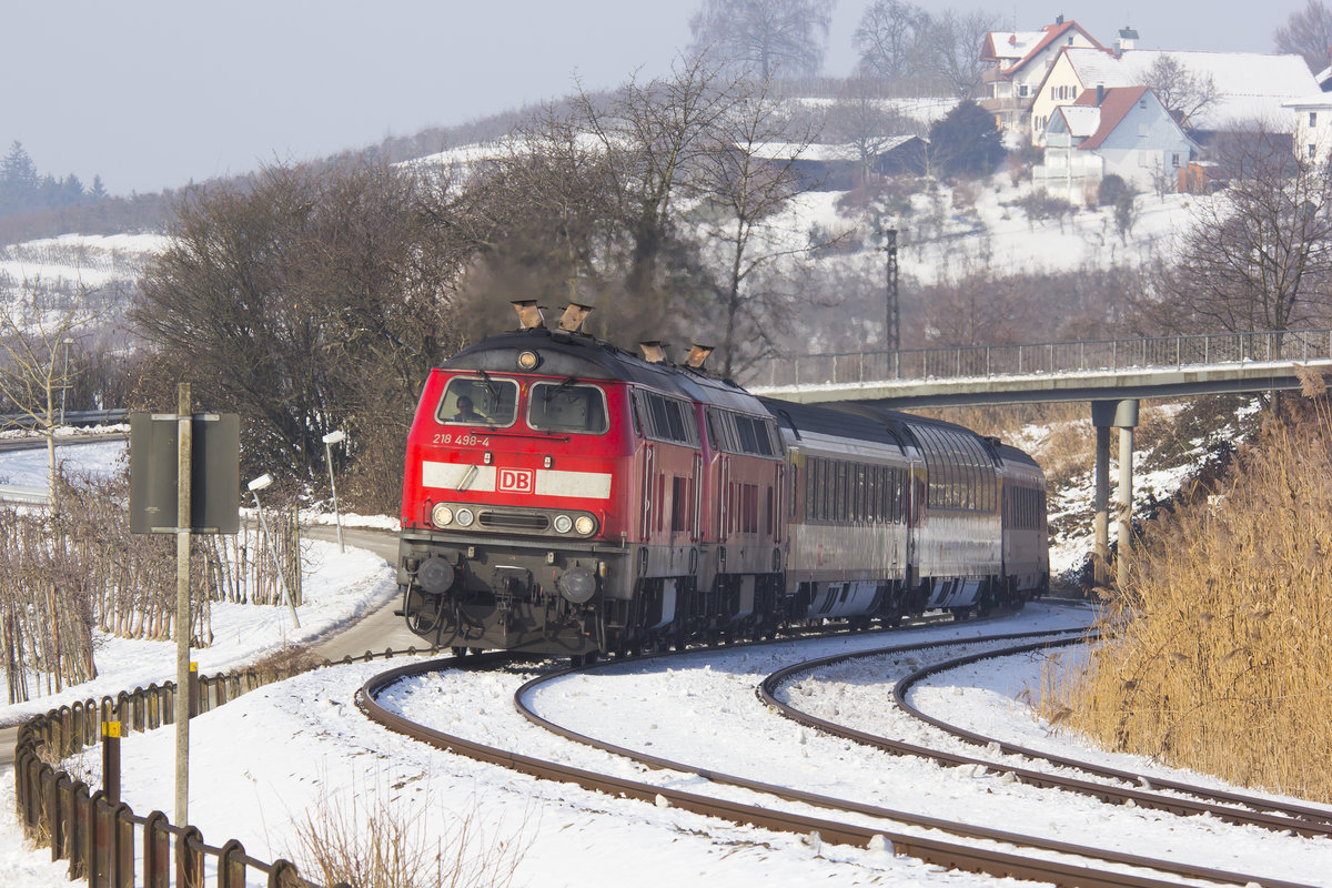 218 498-4 zieht mit ihrer Schwester den Erocity gen München. An der Steige zum Allgäu hinter Lindau. 26.1.17
