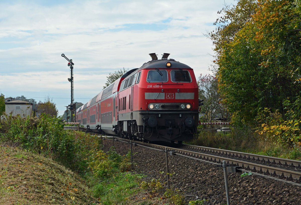 218 498 mit RB 27039 München HBF-Mühldorf am Inn bei der Einfahrt in den Bahnhof von Hörlkofen am 25.10.2014.