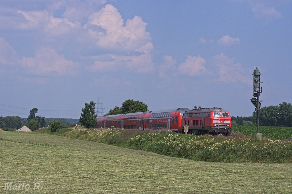 218 498 mit einer RB in Richtung München kurz vor erreichen des Bahnhofs Markt Schwaben. Aufgenommen am 19. Juli 2013