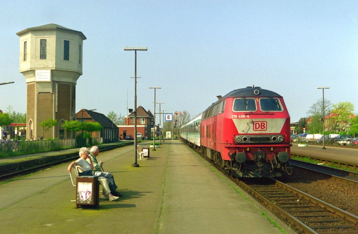 218 498 mit RE 35015 (Westerland–Altona) am 29.04.2000 in Niebll