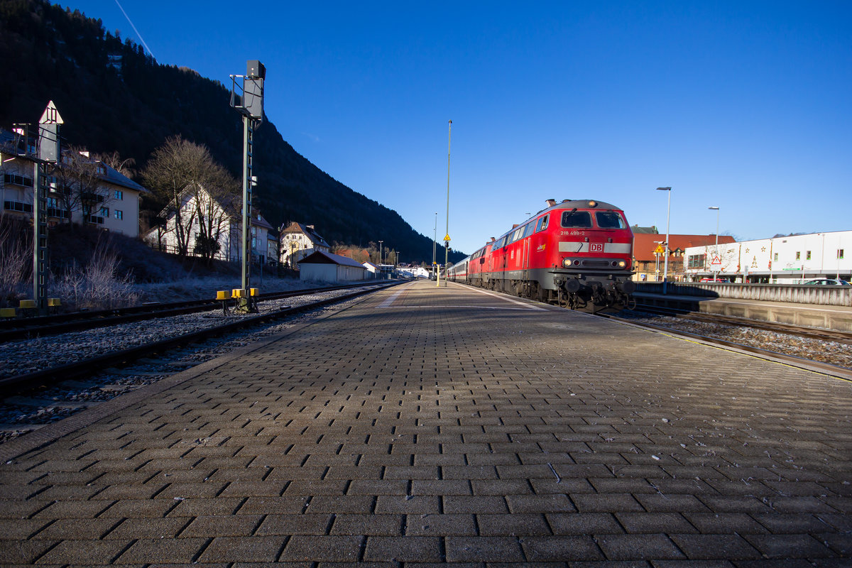 218 499-2 mit ihrer Schwester in Immenstadt. 6.1.20