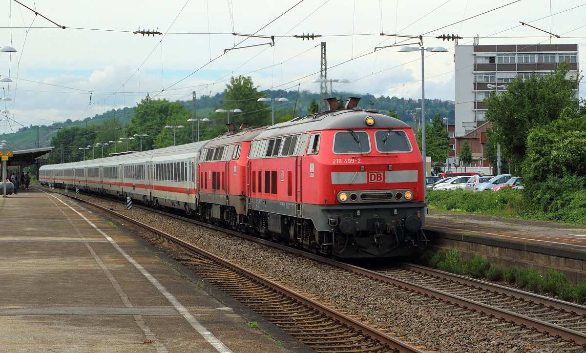 218 499-2 und eine weitere 218 brummen am 10.07.2017 mit dem IC 2013 nach Oberstdorf durch Oberesslingen