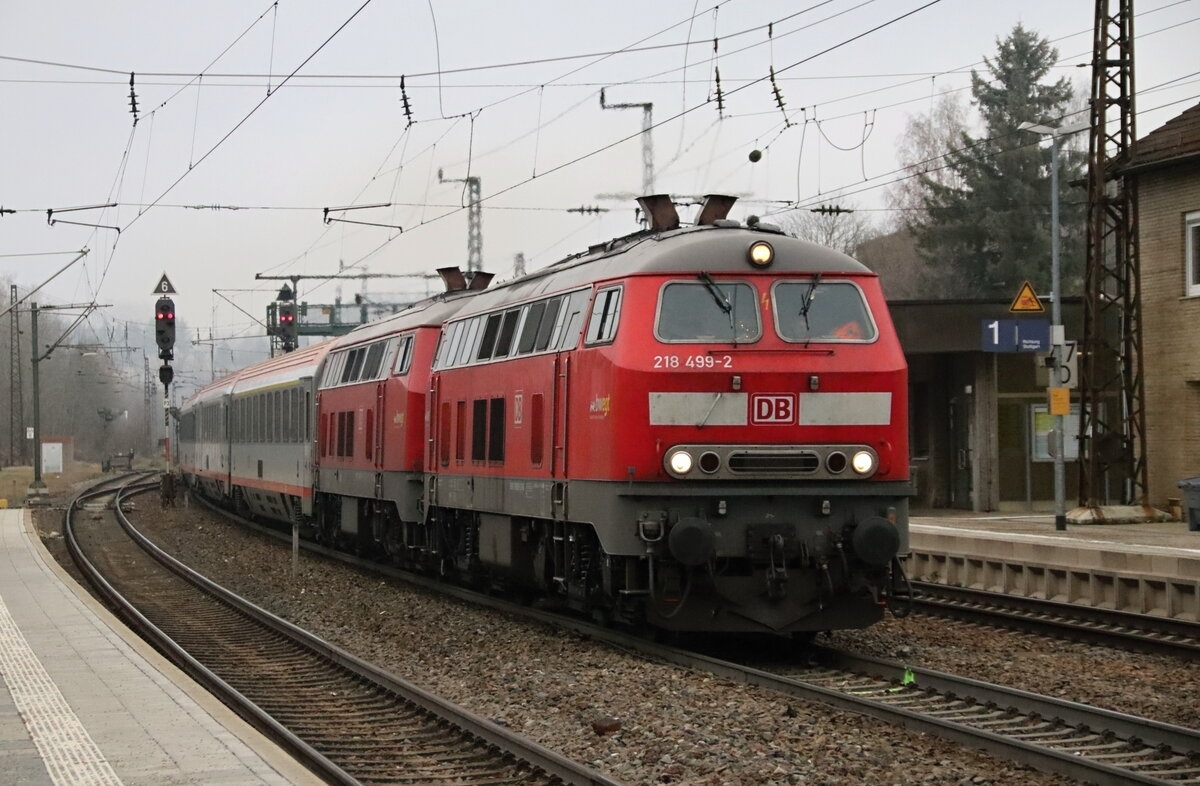 218 499 und 218 435 brachten am 25.11.21 den IC 119 von Stuttgart nach Lindau. Hier bei der Durchfahrt in Amstetten (Württ).