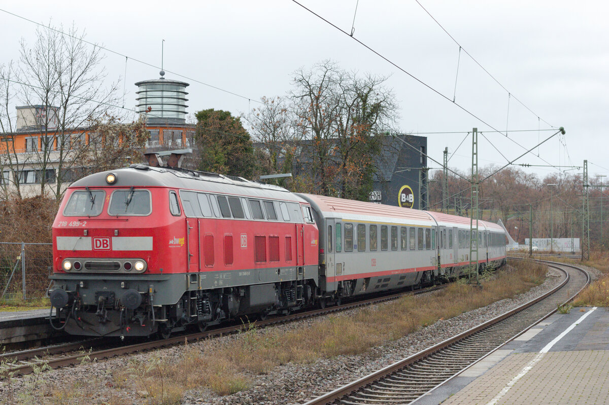 218 499 mit IC 119 Münster-Innsbruck am 04.12.2021 in Stuttgart-Bad Cannstatt. 