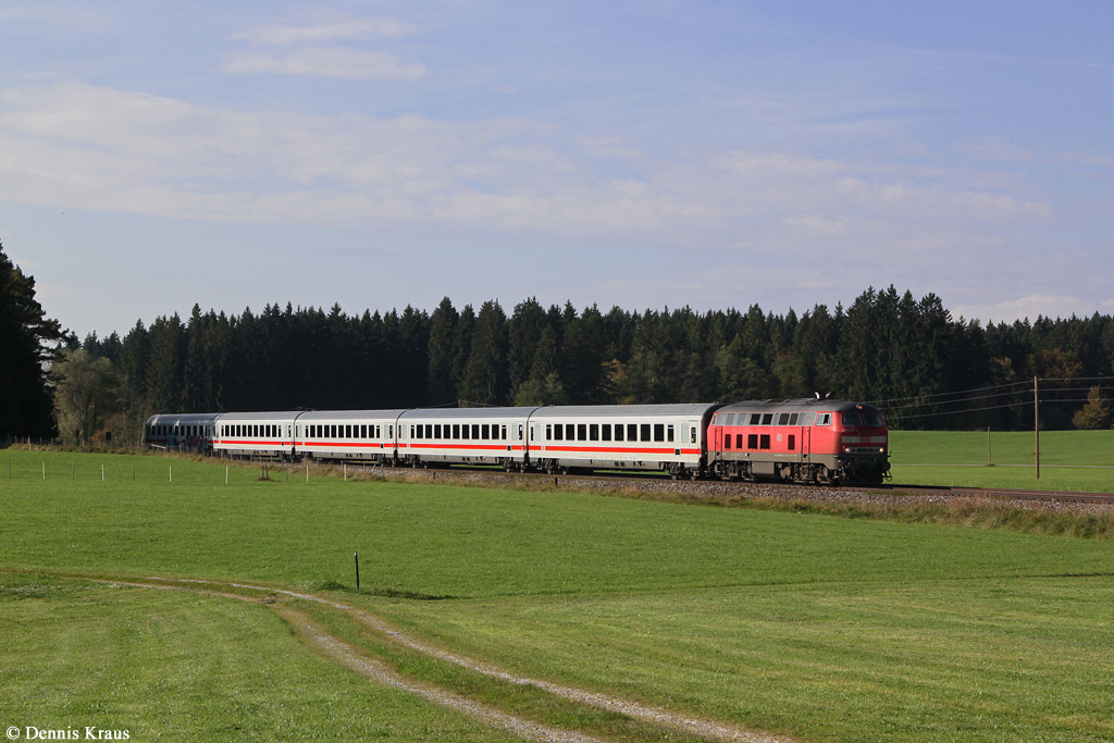 218 499 mit IC 2084 am 10.10.2014 bei Görwangs.