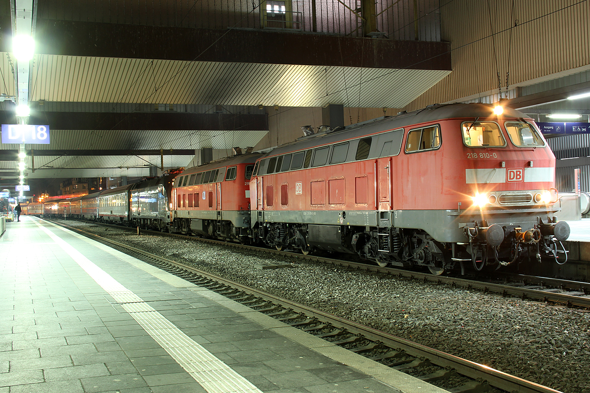 218 810 (ex 218 159) & 218 837 (ex 218 303) mit dem von Gleis 20 auf Gleis 19 umgeschleppten NJ421, aufgrund diverser Stromversorgungsprobleme (Lok/Oberleitung) in Düsseldorf Hbf am 23.12.2017