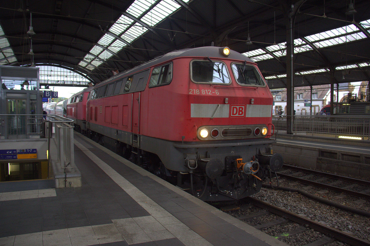 218 812-6 und 218 838-1 beide von DB stehen in Aachen-Hbf mit einem  kaputten ICE 3 in Aachen-Hbf.
Aufgenommen vom Bahnsteig 8 vom Aachen-Hbf. 
Am Nachmittag vom 9.8.2018.