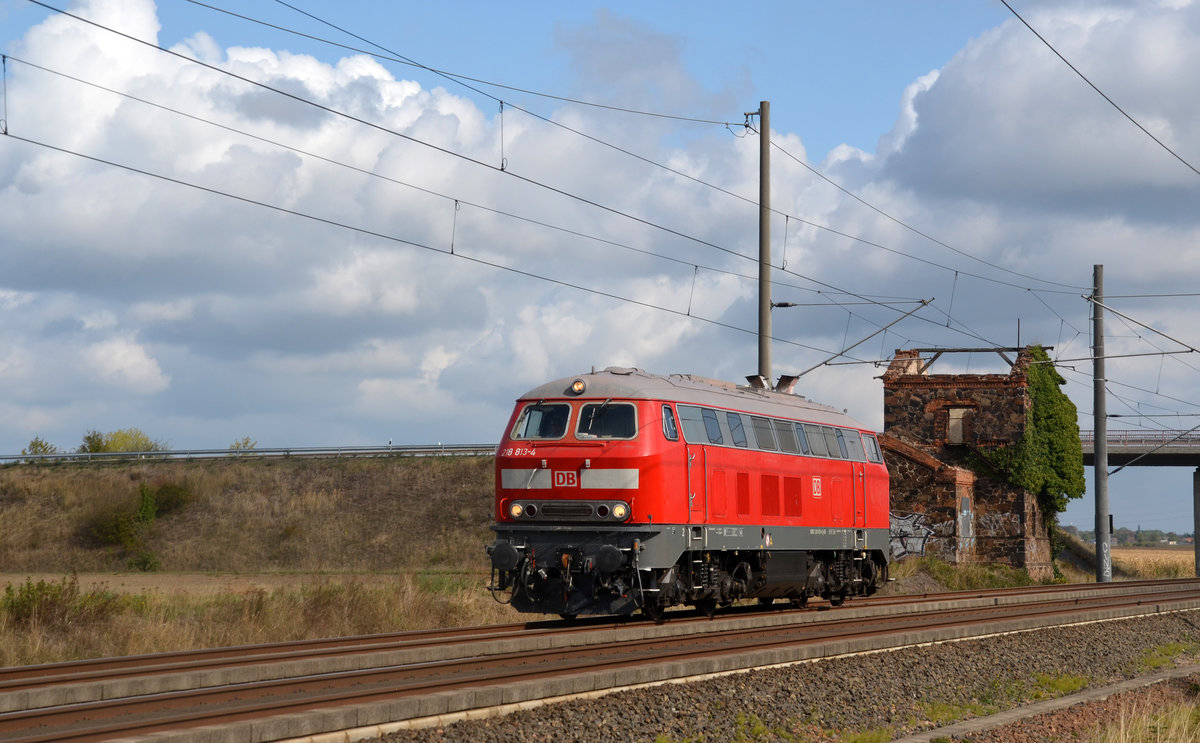 218 813 rollt am 24.09.19 an einer der beiden Bahnruinen in Brehna vorbei welche abgerissen werden sollen. Die Abschlepplok war unterwegs Richtung Halle(S).