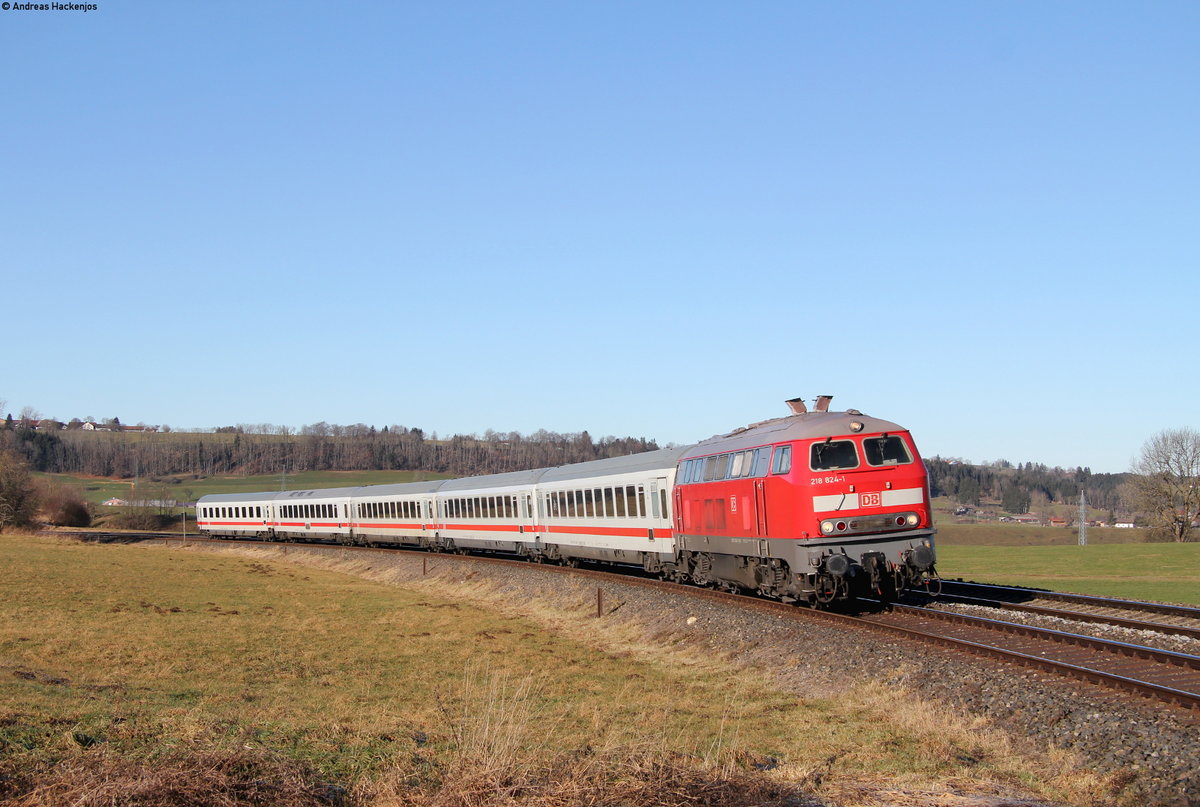 218 824-1 mit dem IC 2084  Nebelhorn  (Oberstdorf-Augsburg Hbf) bei Günzach 2.1.20