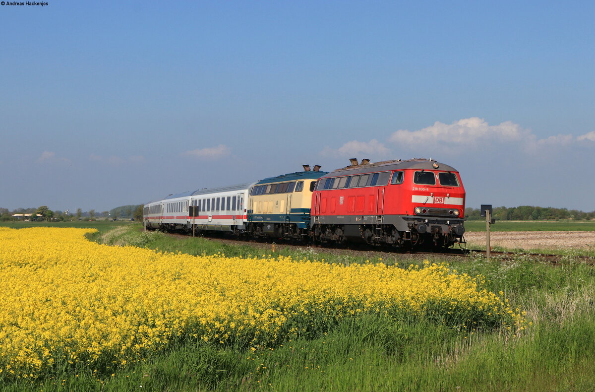 218 830-8 und 218 381-2 mit dem IC 2073 (Westerland(Sylt)-Dresden Hbf) bei Lunden 30.5.21