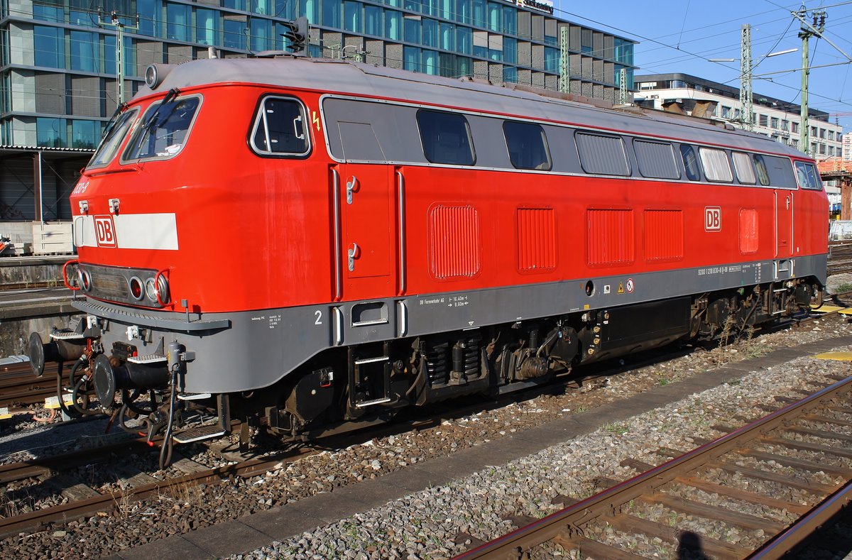 218 830-8 steht am 16.11.2018 im Stuttgarter Hauptbahnhof.