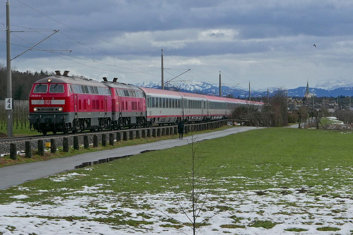 218 831-6 und eine unerkannt gebliebene Schwesterlok ziehen am 29.01.2021 die Wagen des IC 118  BODENSEE , Innsbruck - Dortmund, zwischen Eriskirch und Friedrichshafen dem nächsten Halt, Friedrichshafen entgegen.