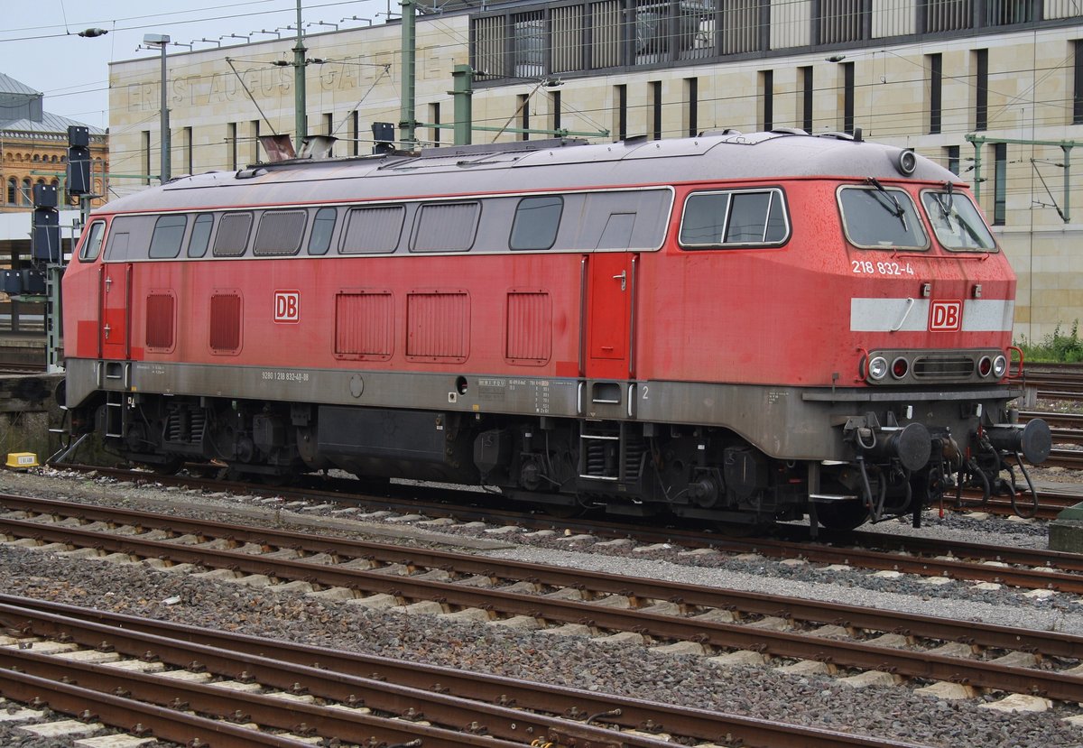 218 832-4 steht am 5.8.2017 im Hannoverschen Hauptbahnhof.