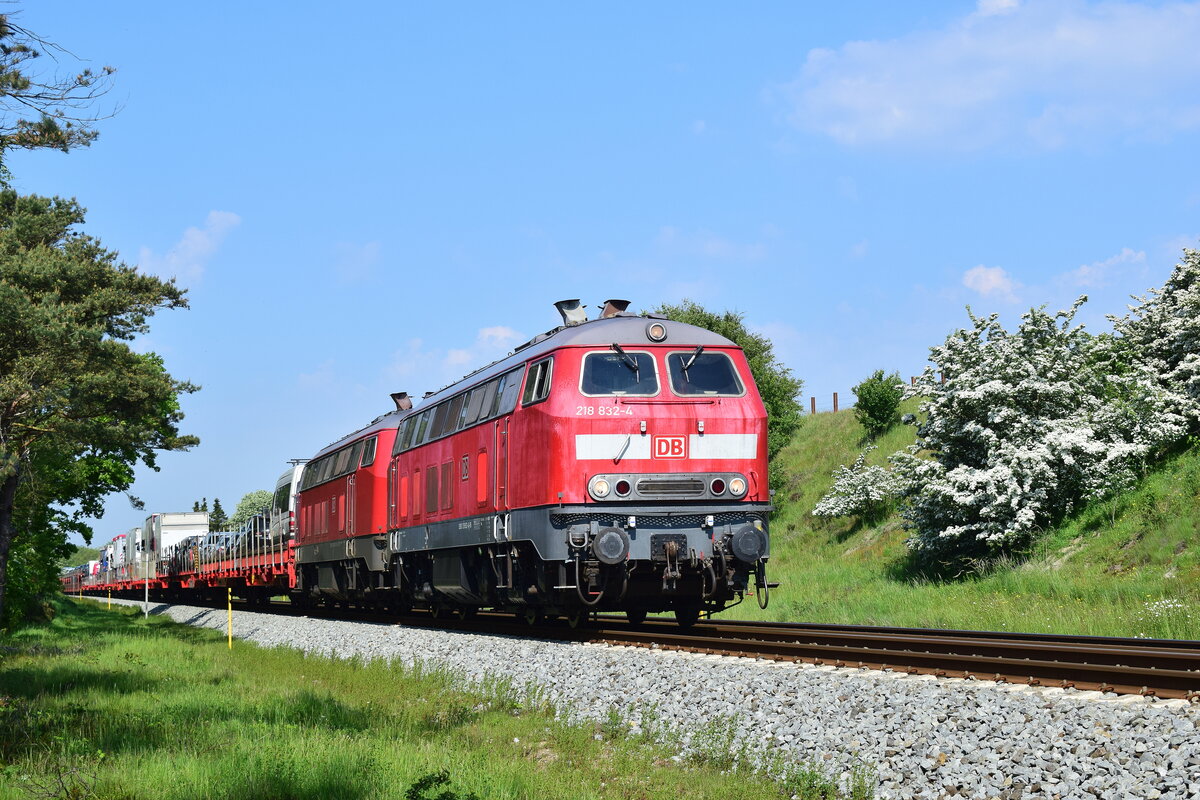 218 832 zieht gemeinsam mit 218 369 einen Autozug von Westerland nach Niebüll. Hier hat der Zug vor kurzem Morsum verlassen und passiert in Kürze den Hindenburgdamm.

Morsum 03.06.2021 