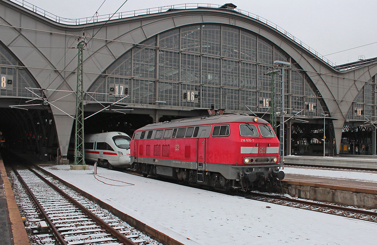 218 835-7 vom DB Fernverkehr steht am 07.01.2017 in Leipzig Hbf und wartet auf die Abfahrt. Im Hintergrund steht 411 051-5  Elsterwerda .
