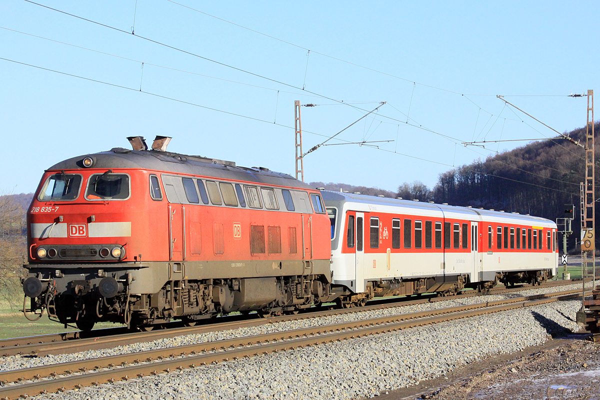 218 835-7 mit Sylt Shuttle  auf Überführungsfahrt am 18.01.2019  13:14 nördlich von Salzderhelden am BÜ 75,1 in Richtung Göttingen