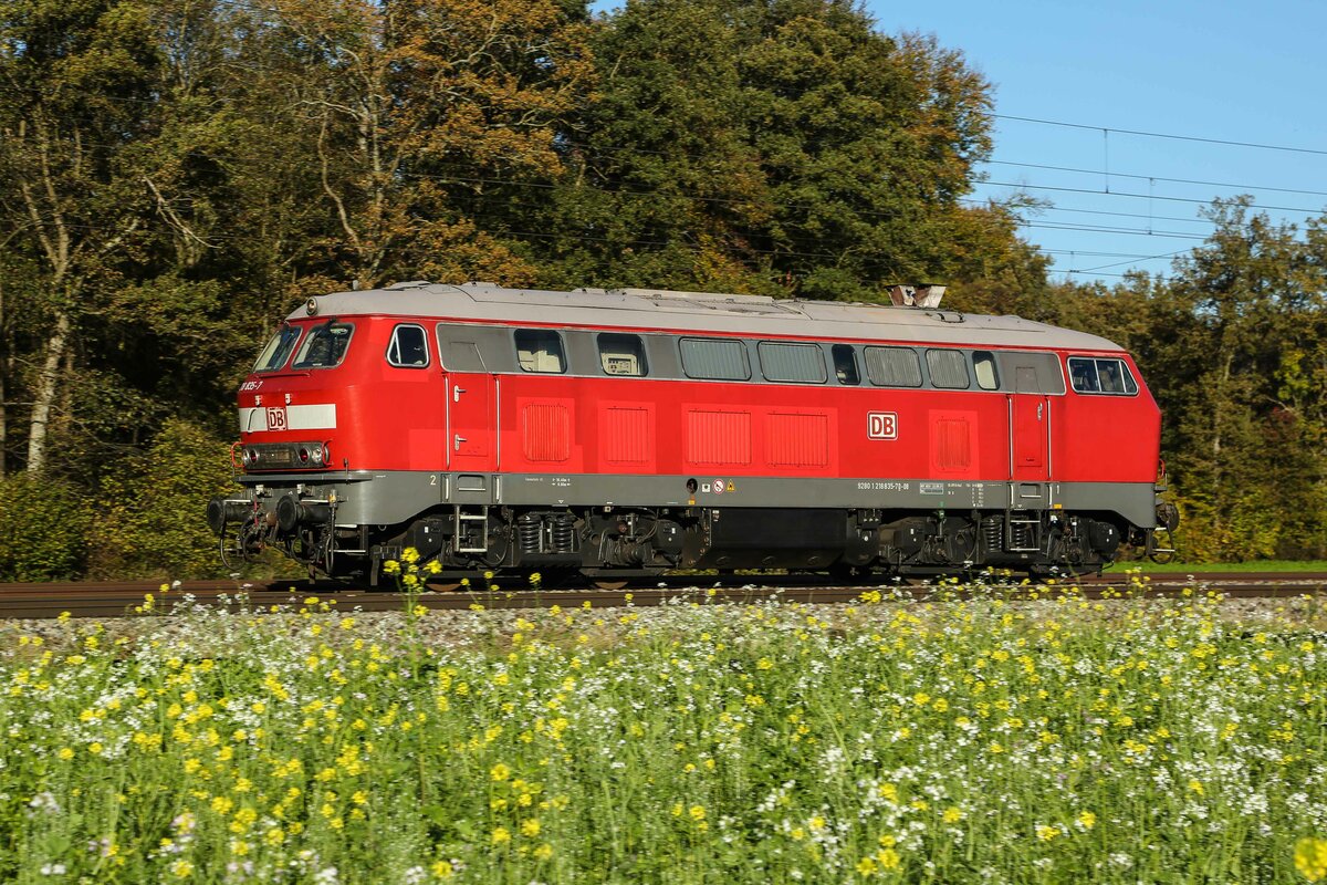 218 835 als Dienstzug mit Karacho am 27.20.2022 von. Rosenheim Richtung München bei Eglharting gespachtelt.