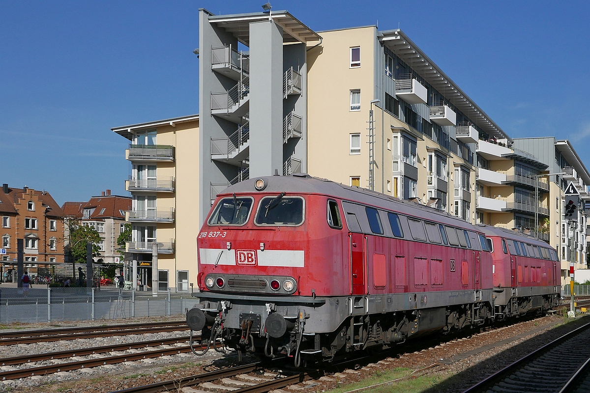 218 837-3 und 218 831-6 kurz vor der Abfahrt Richtung Radolfzell/Singen. Friedrichshafen Stadtbahnhof, 29.08.2017.