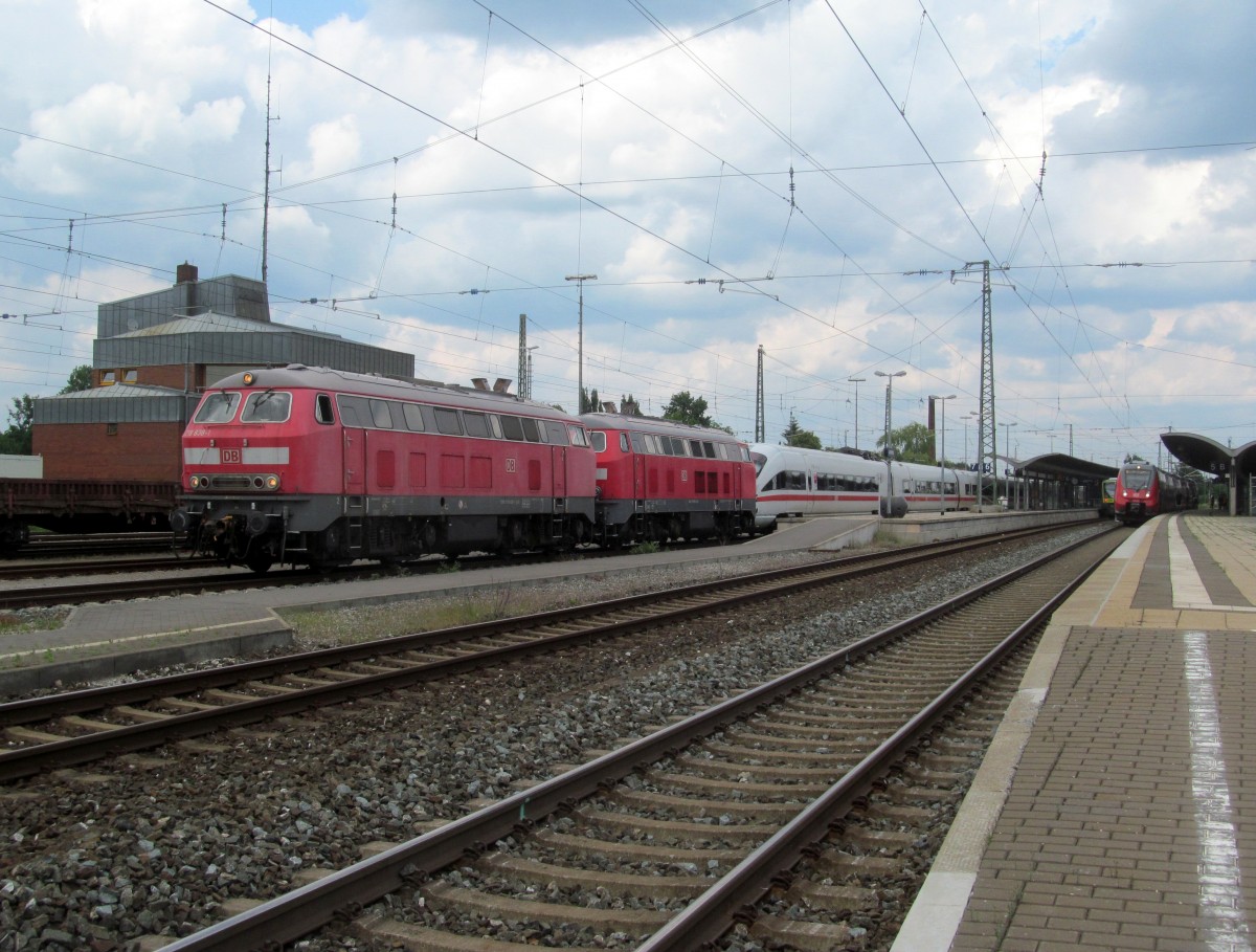 218 838-1 und 218 810-0 stehen am 02. Juni 2014 mit 411 054  Sonnenerg  im Bahnhof Lichtenfels.
