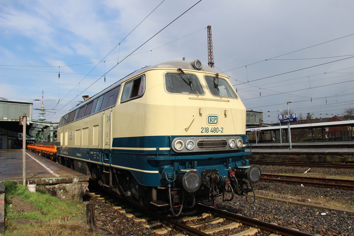 218 840 mit frischem Schotter wartete am 29 März 2018 in Duisburg auf die Weiterfahrt in Richtung Wedau