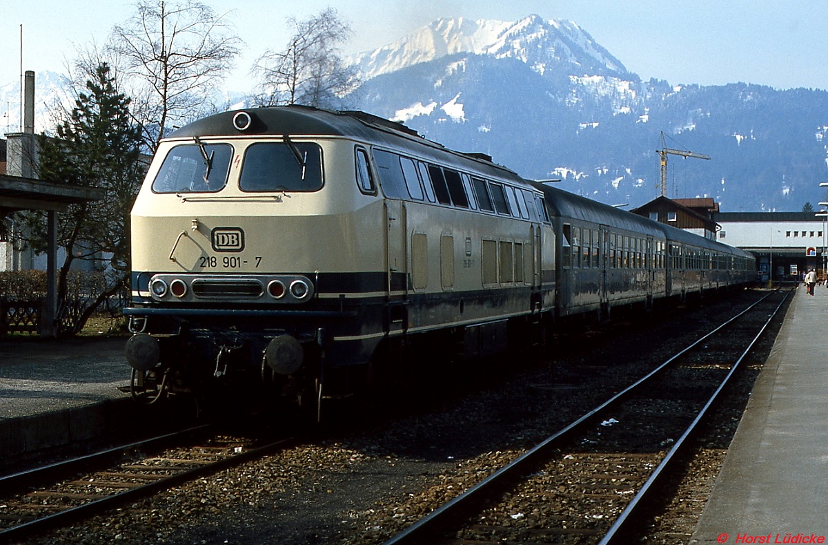 218 901-7 im April 1982 im Bahnhof Oberstdorf. Diese Lok gehörte zu einer Serie von acht Maschinen, die technisch mit der Baureihe 218 übereinstimmten, zusätzlich aber mit einer Gasturbine ausgerüstet und für 160 km/h zugelassen waren. Nach einem Turbinenbrand wurden die Gasturbinen 1978 stillgelegt und später ausgebaut. Die DB reihte die Lokomotiven daraufhin als Baureihe 218.9 ein. Bis 2006 sind alle Maschinen ausgemustert worden.