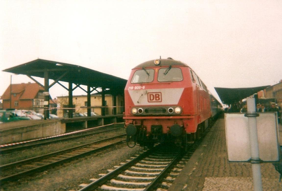 218 906-6 mit IR Brocken Berlin-Aachen in Wernigerode (Gescanntes Bild) Sommer 1997 Das Foto Enstand zur 100 Jahrfeier in Harzquerbahn ich Stand auf dem Durchgang zum Fahrzeugaustellung