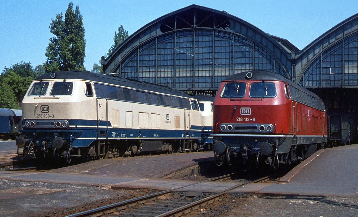 218 der ersten und der letzten Bauserie am 3.8.1980 in Lübeck. Zu jener Zeit dominierte beim BW Lübeck die ozeanblau-beige Lackierungsvariante, beim BW Flensburg waren die meisten Loks noch  altrot .