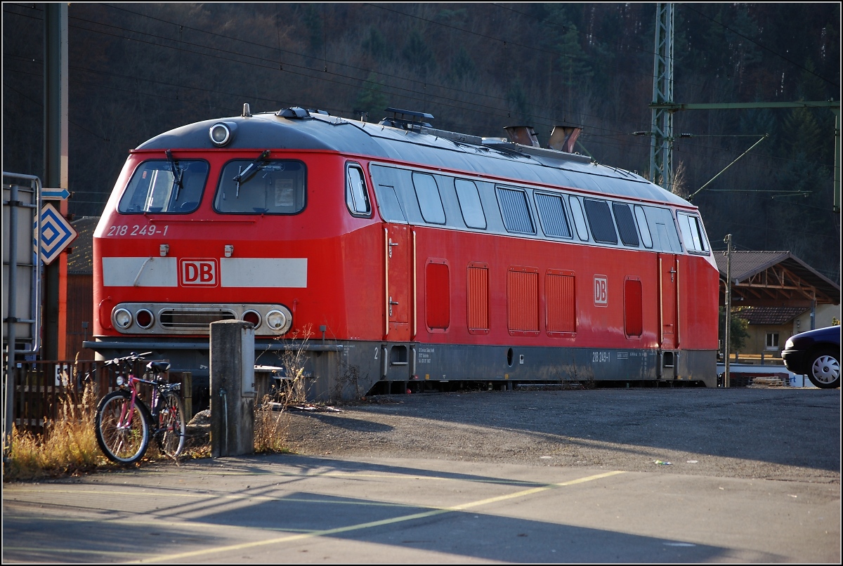218 und Fahrrad. Gesehen am 20. Januar 2008 in Tayngen, Schweiz.

(Ersatz für ein altes 800-Pixel-Bild, das alte Bild wir später gelöscht)