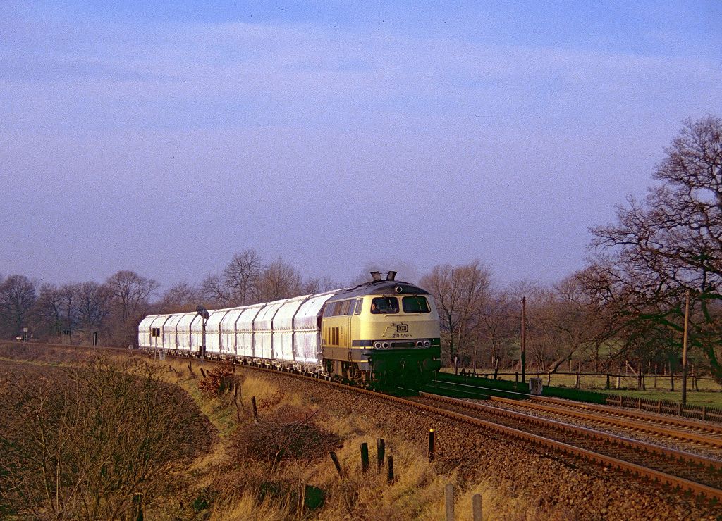 218 mit Kalkzug bei Dellwig am 08.12.1990.