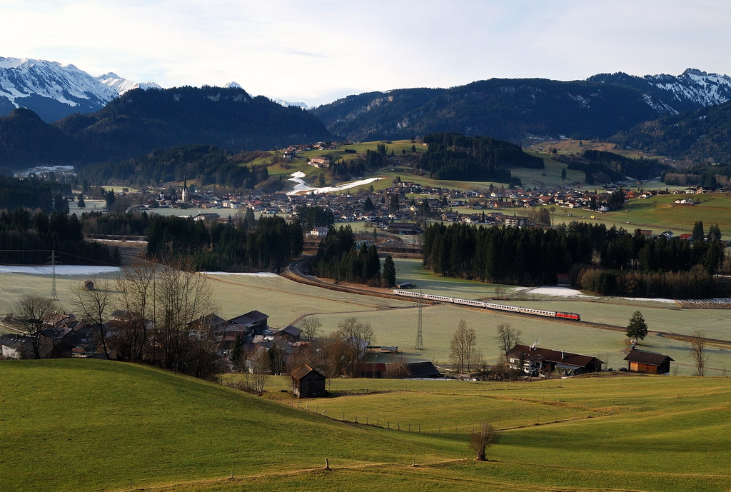 218 xxx mit IC 2084 bei Unterthalhofen (09.01.2014)