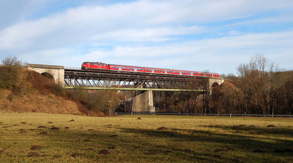 218 xxx mit RE 57500 auf Lechbrücke Kaufering (06.01.2014)